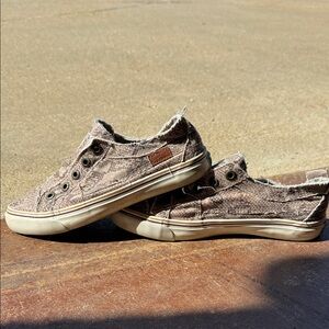 Malibu Textured Sneakers with Green Insole